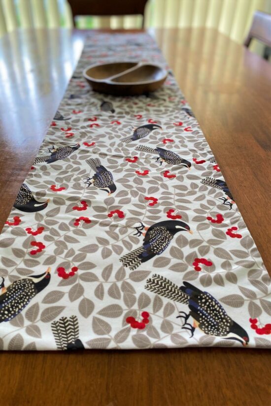 Table Runner Birds and Berries - Image 2